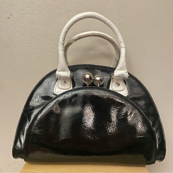 Vintage Y2K Faux Patent Leather Black & White Handbag w Oversized Toggle Pocket - Picture 3 of 16